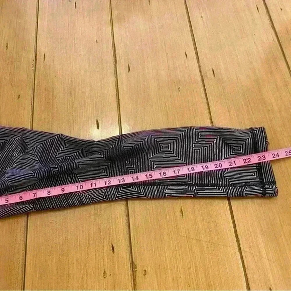 Lululemon Womens Thicker Crop leggings abstract maze print black white 6 - Picture 9 of 11